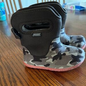 Bogs Kids Black & Gray Camo Waterproof Boots with Pink Soles